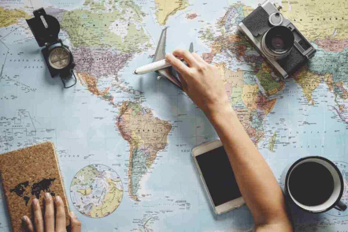 Per chi preferisce un clima più mite e un’atmosfera informale, il Capodanno al mare in località come Napoli, Palermo, Bari