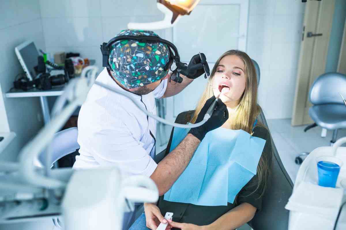 Denti bianchissimi: attenzione al fai da te