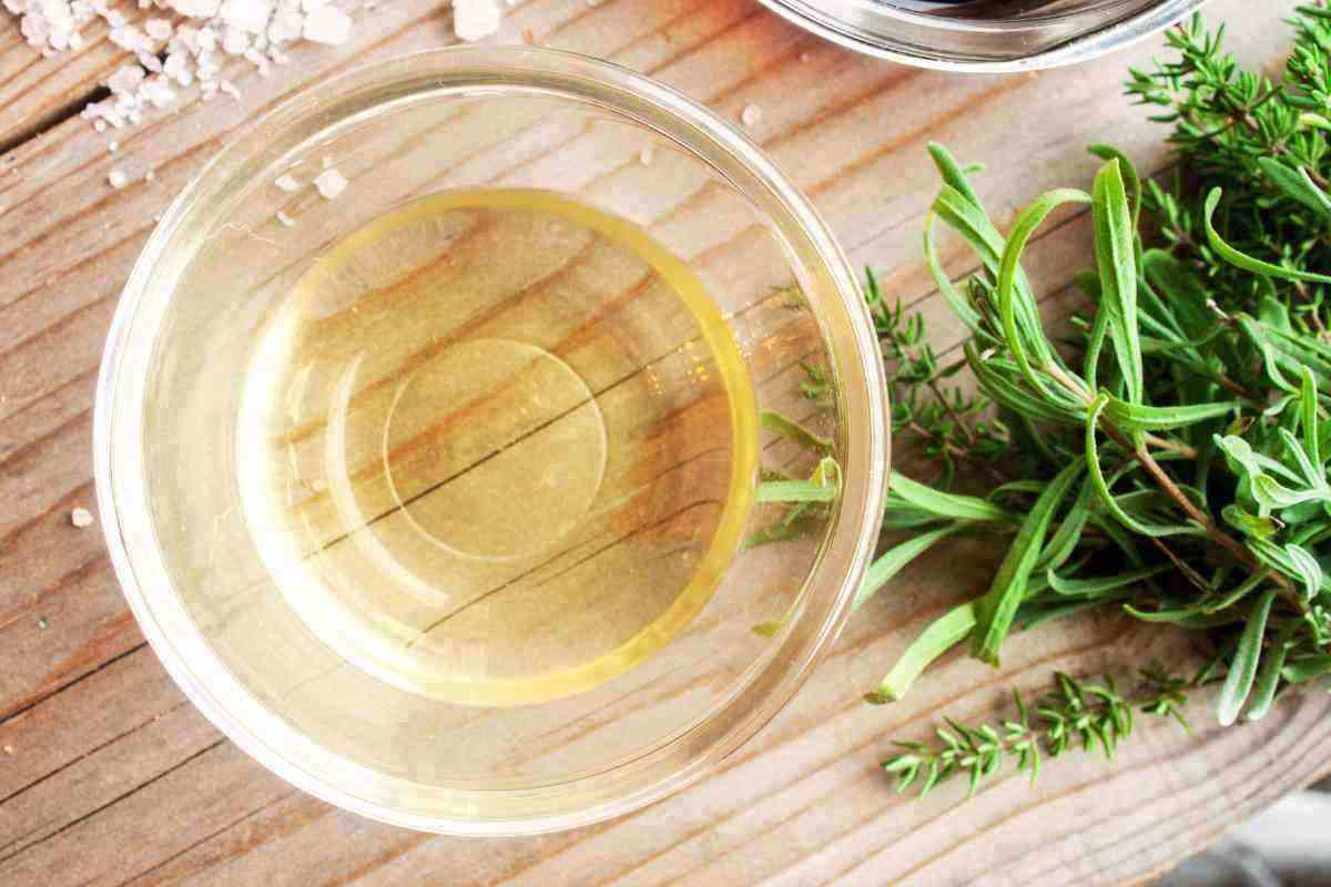 Perché dovresti sempre spruzzare aceto sui vestiti?