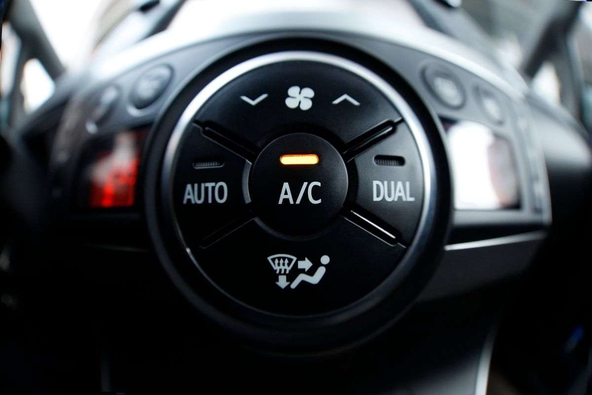 pulsante per sbrinare in un attimo il parabrezza