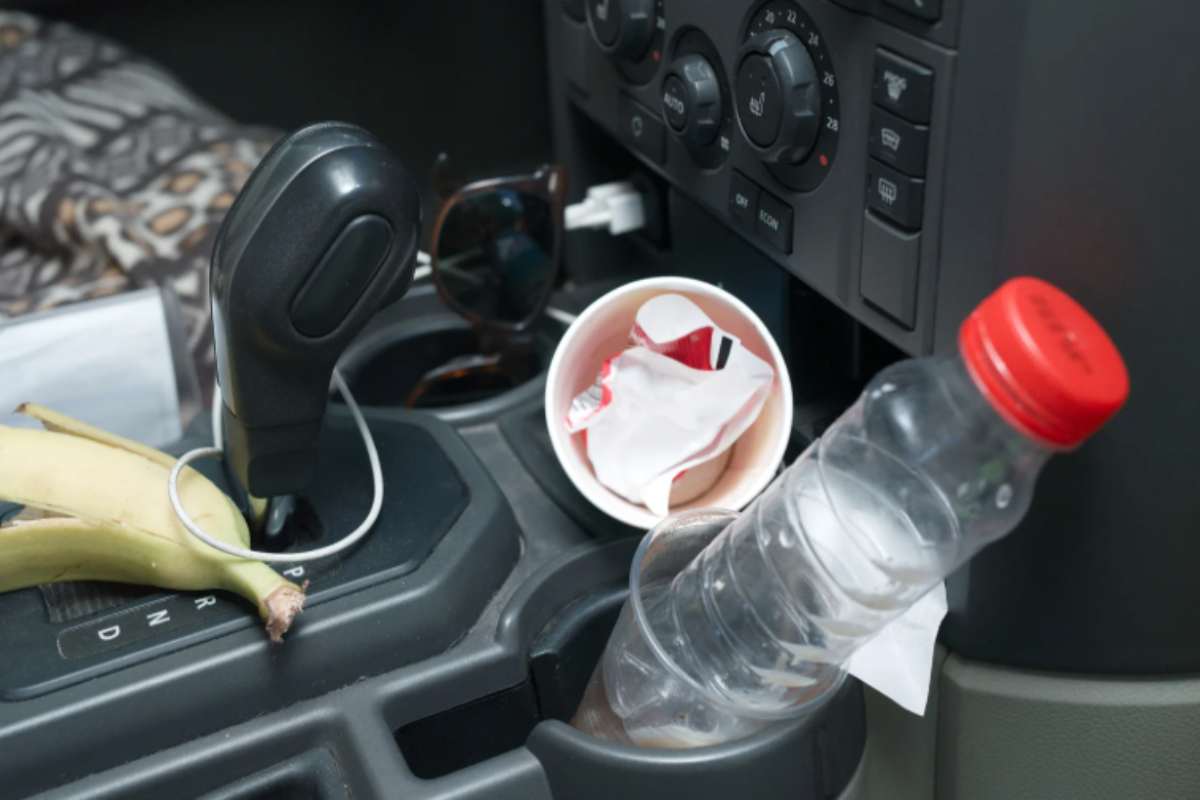 auto sporca e in disordine