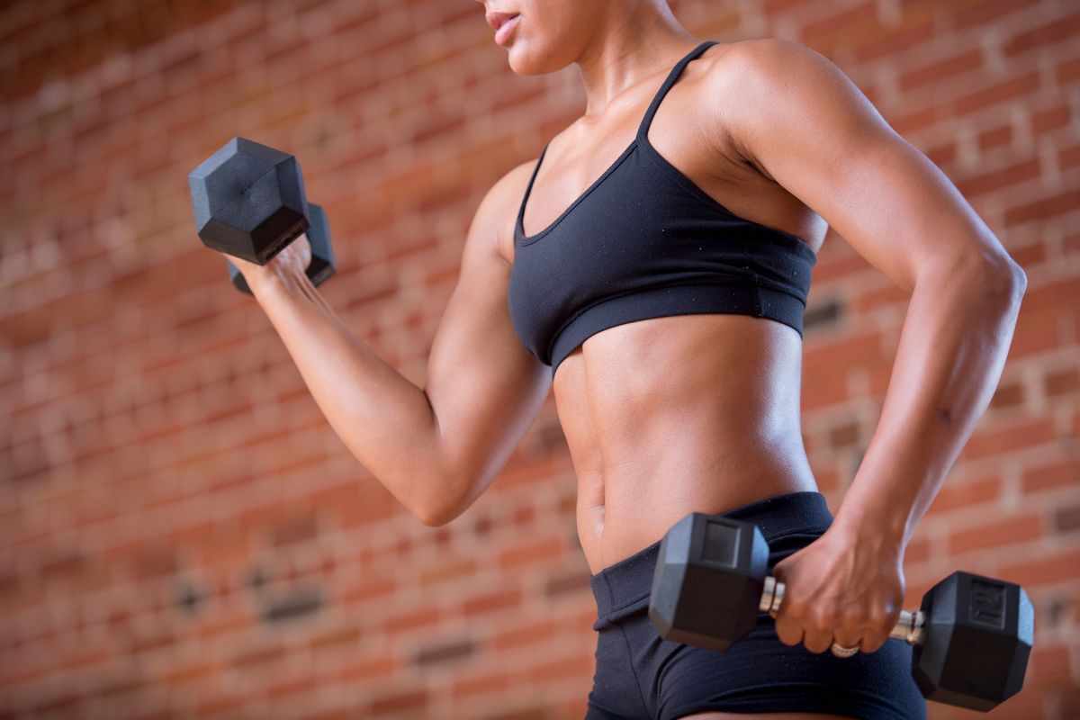 esercizio per tonificare braccia davanti alla tv: bastano 3 minuti