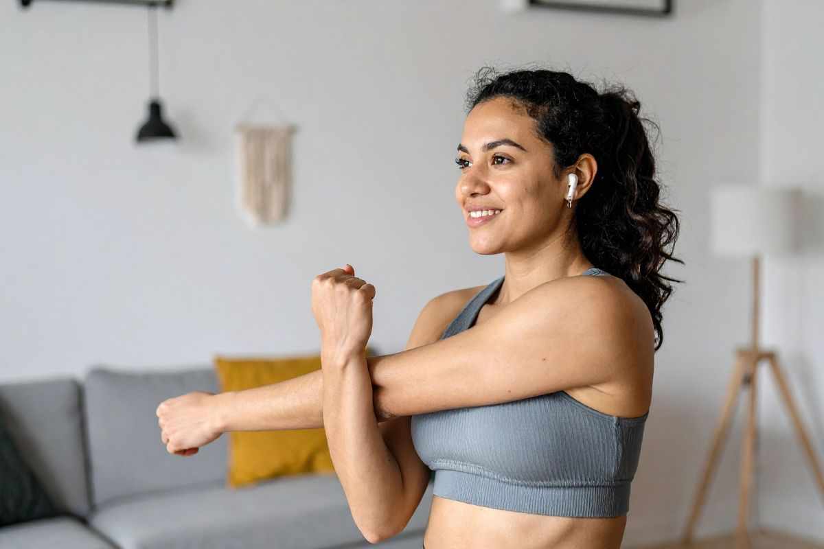 esercizio per tonificare braccia davanti alla tv: bastano 3 minuti