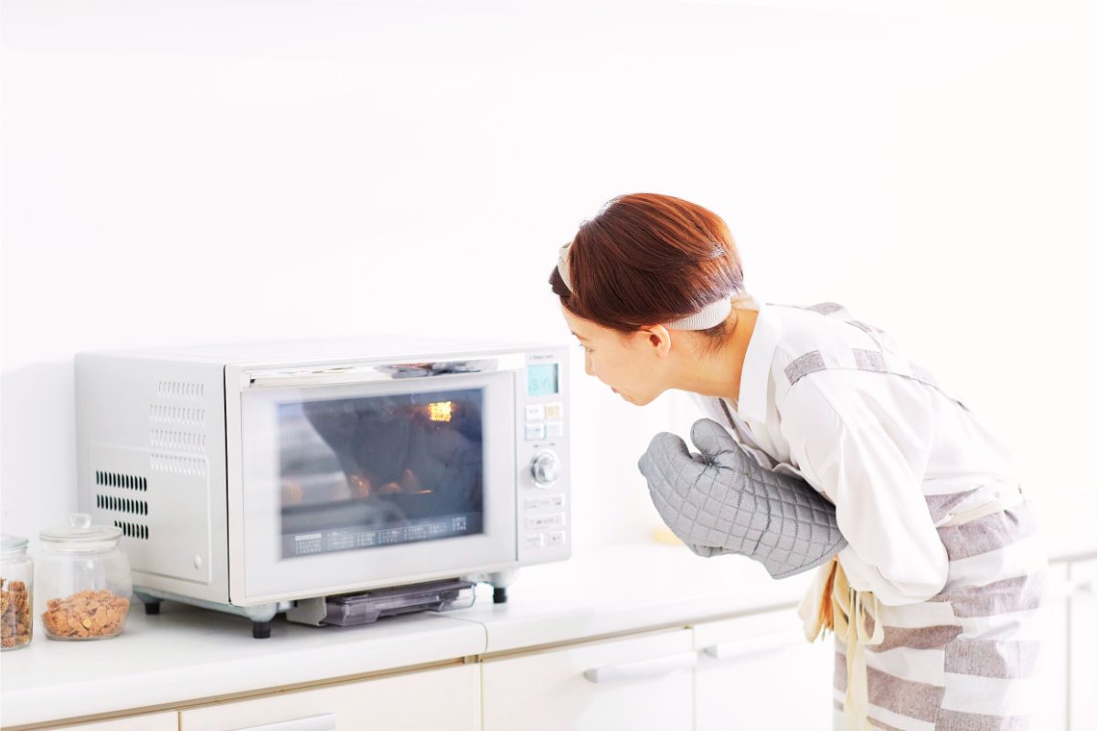 Puzza di bruciato nel microonde: i passaggi geniali per eliminarla